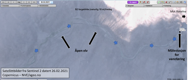 Satellittbilde fra 26. februar viser situasjonen før skredet går med åpen elv både før og etter Skarpnesen indikert ved mørke konturer langs hele elvestrekket