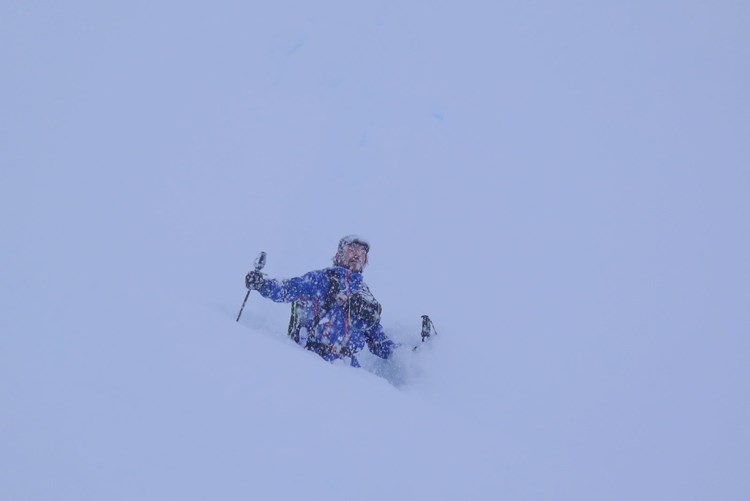 Bilde som viser hvordan det ser ut med stort snøfall. En person står med snø til hoften.