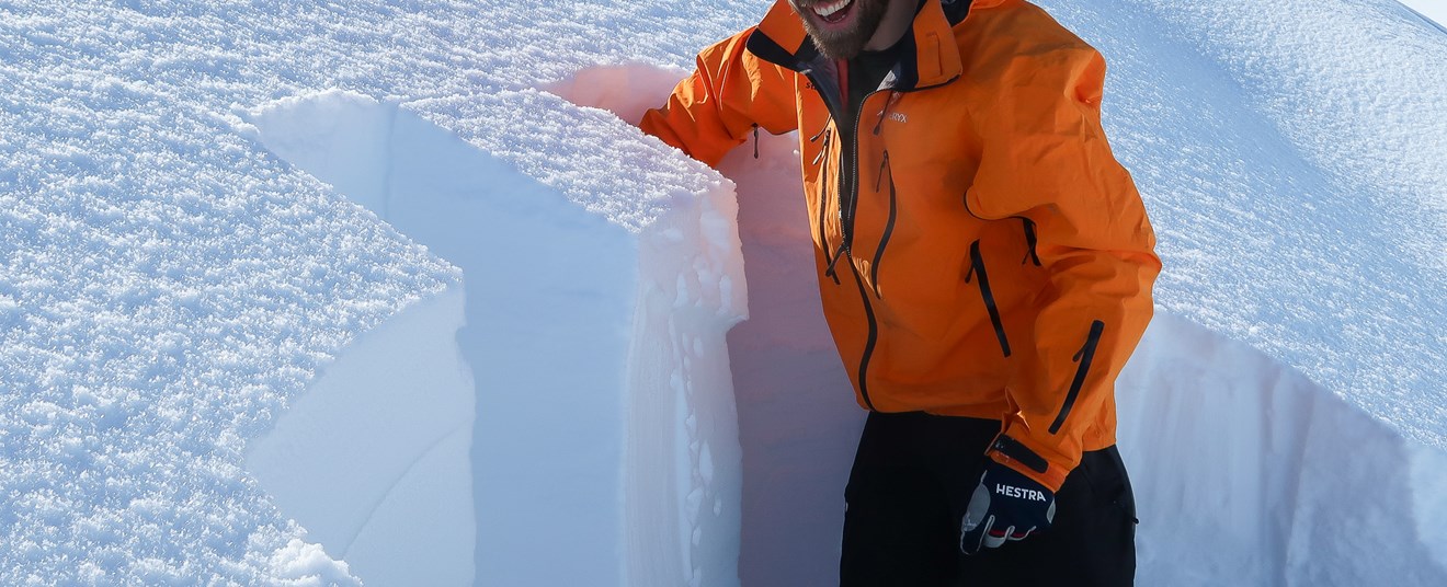 Graving av snøprofil og lille blokktest.