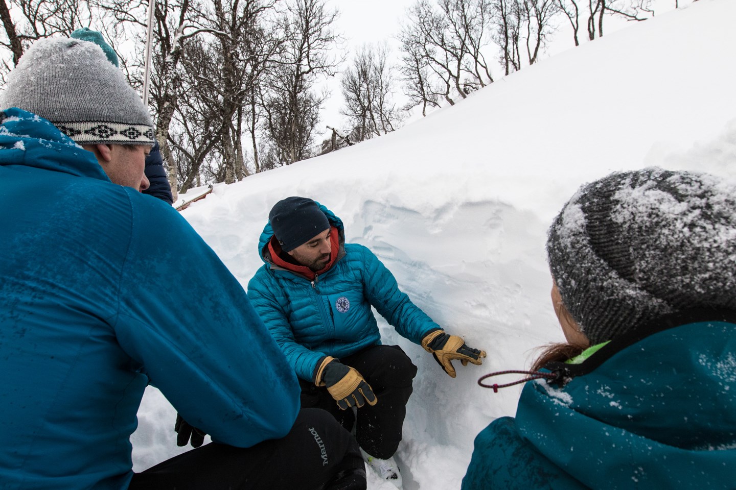 En gruppe fra Snøskredvarslingen undersøker lagene i en snøprofil.