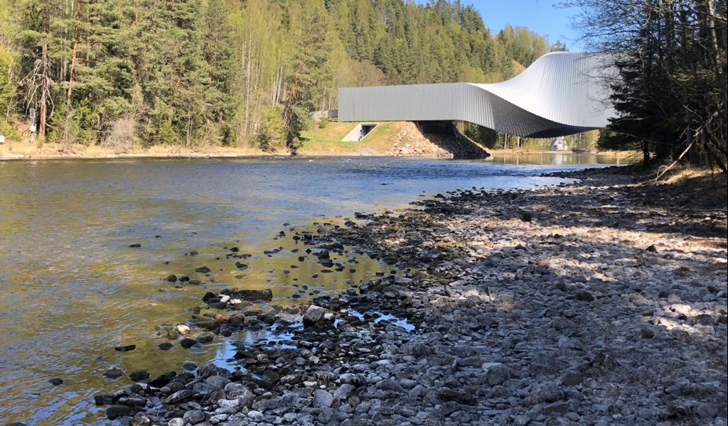 Randselva ved Kistefos-museet, nedstrøm Randsfjorden – Foto: Hervé Colleuille 8. mai 2022.