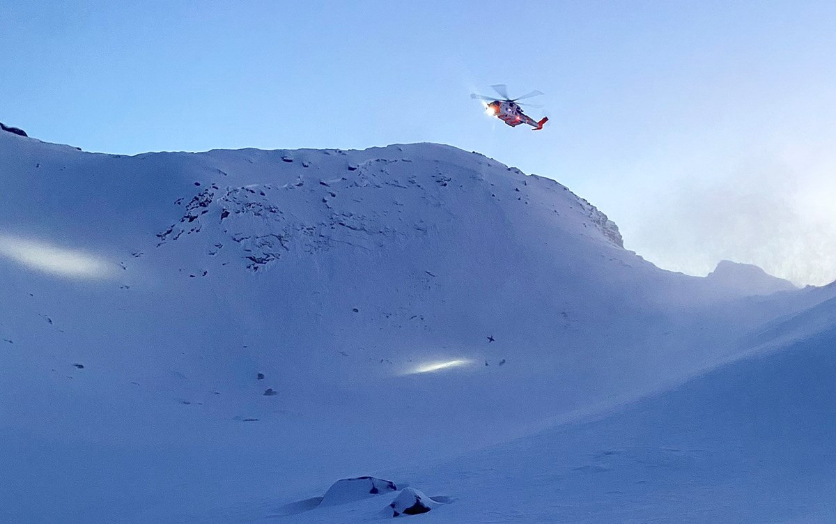 Redningshelikopter over snøskredet på Ronsfjellet