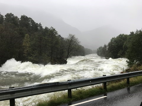 Stor vannføring under en flom i Jøstra.